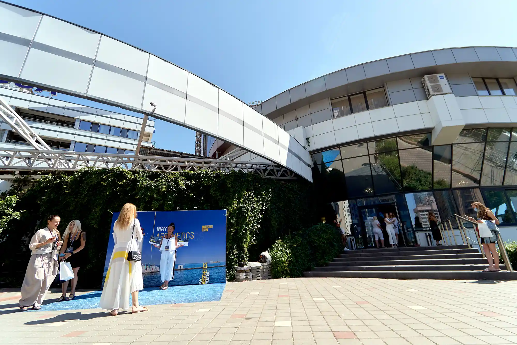 A Coastal Cosmetology Conference: A Vibrant Photo Set