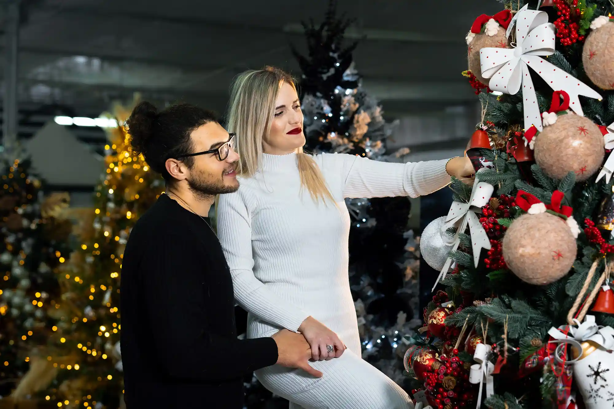 Cozy Christmas Couple Photoshoot with Cats in Italy