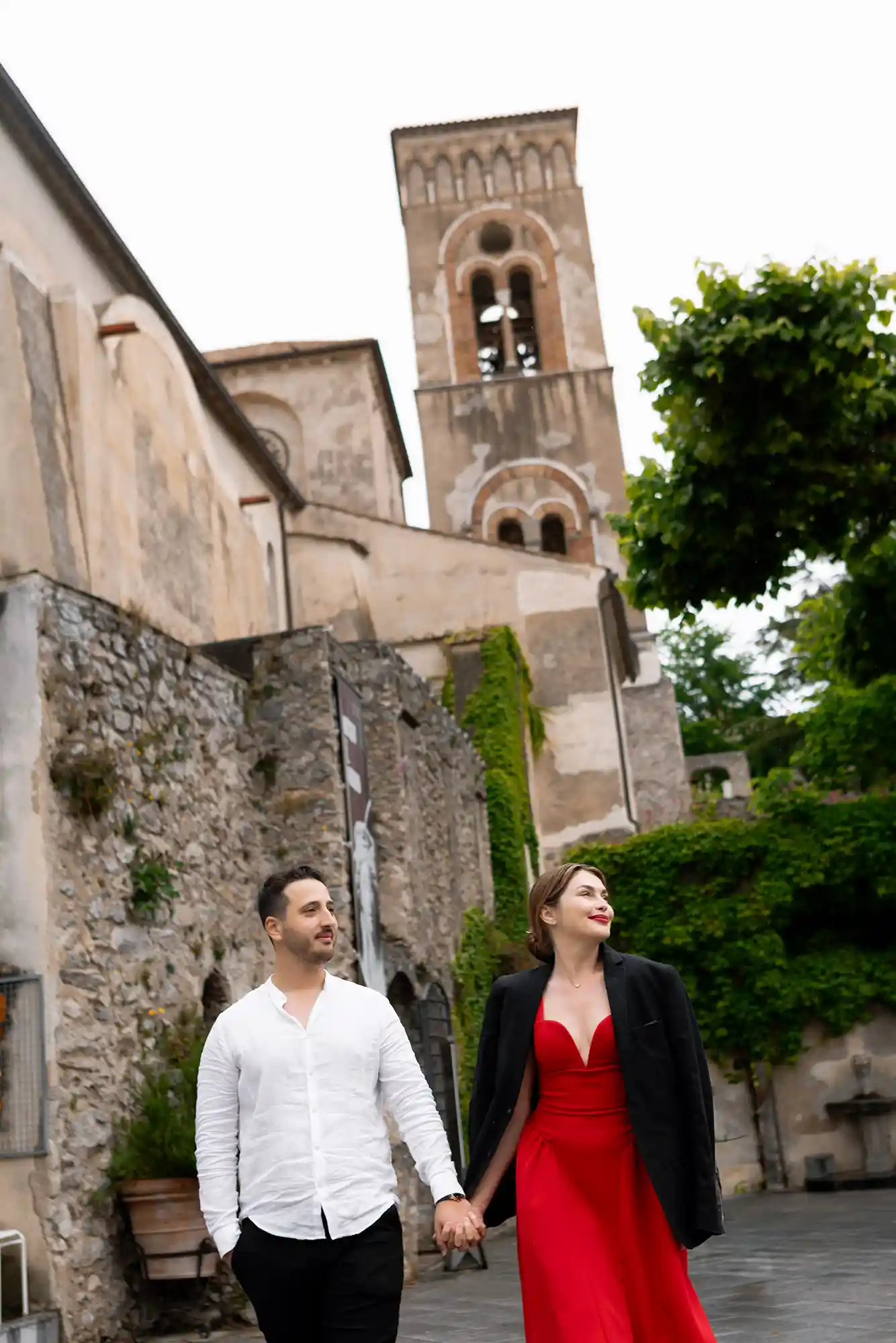 A romantic couple walks through the rain on Ravello’s main square near the Duomo