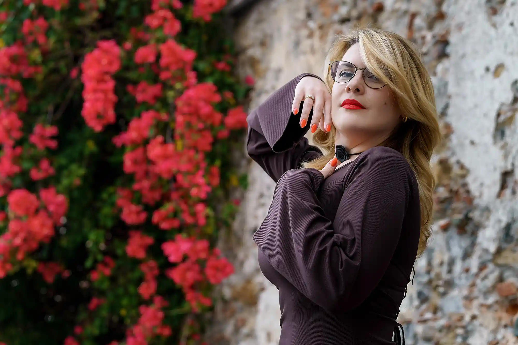 A Feminine Photo Session in Blooming Streets