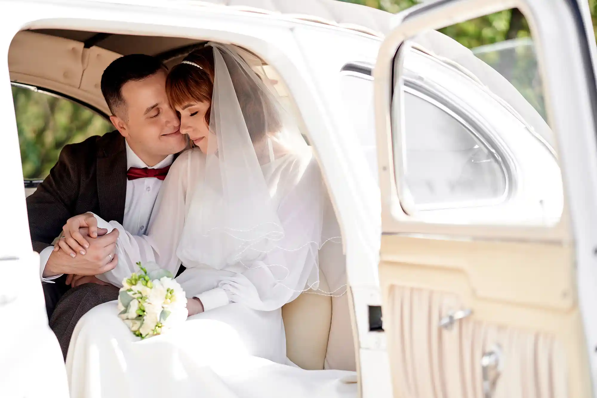 Joyful Wedding Photography | Sunny Garden Photo Set with Retro Car